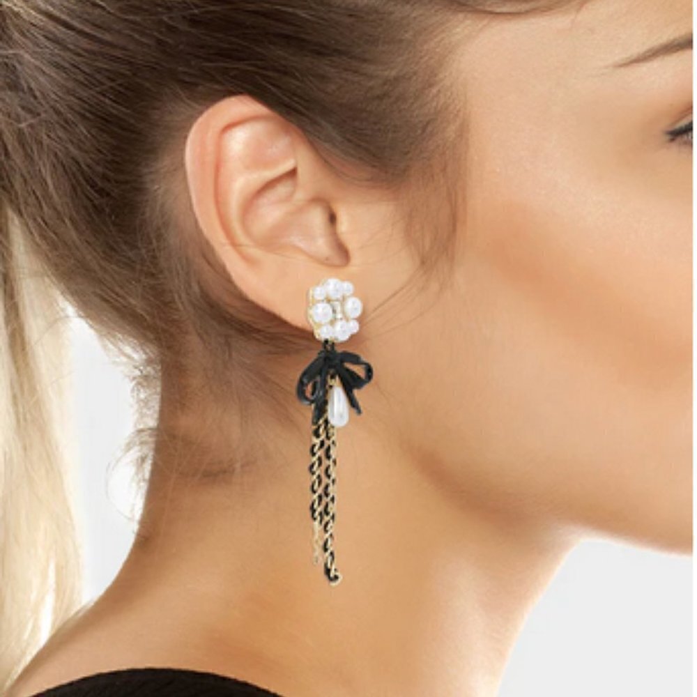 Betsey Johnson Going All Out Mismatch Perfume Pearl Earrings Ivory - Picture 2 of 5